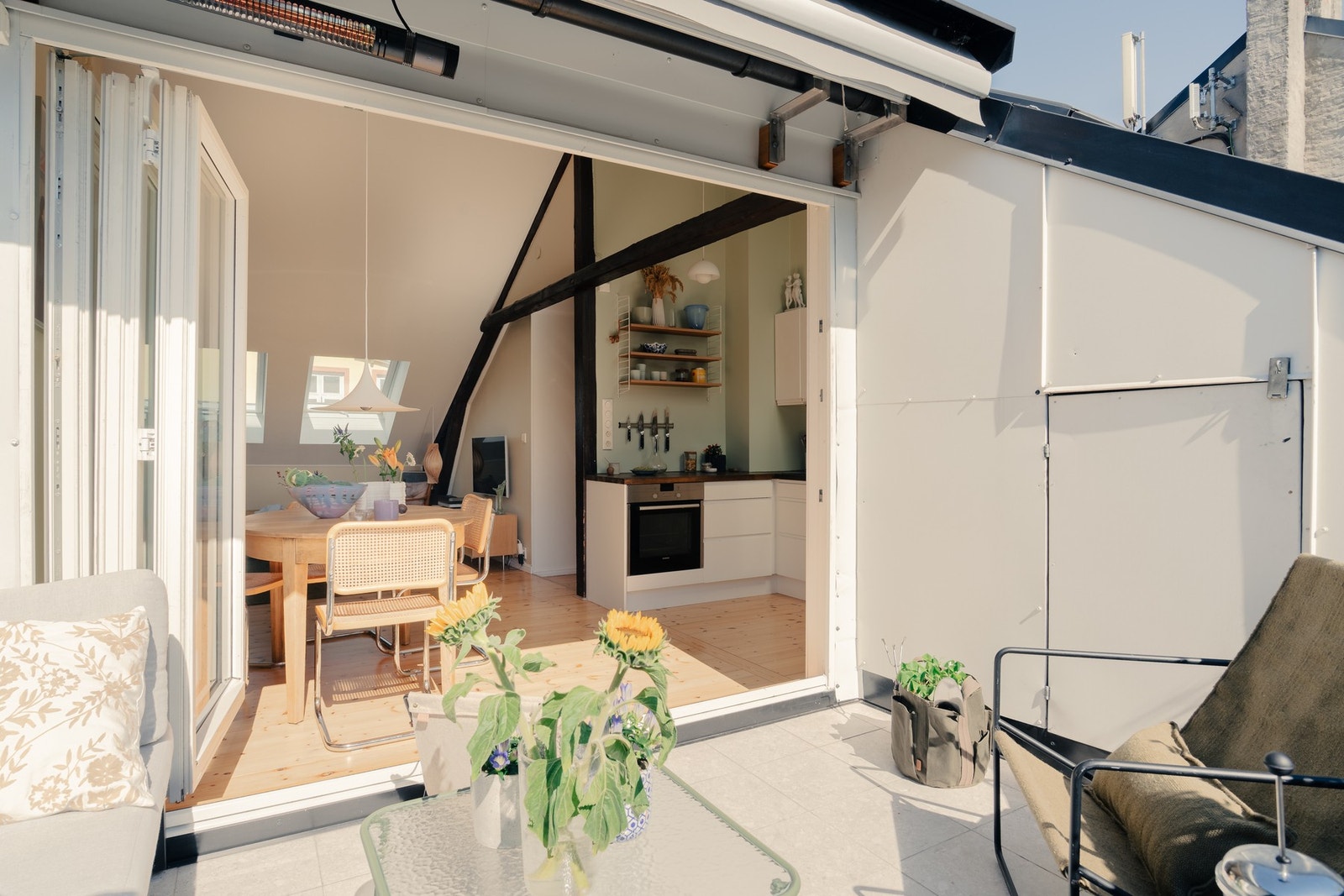 Terrassen ble rehabilitert i 2020 med ny membran, fliser og sluk. Det er i tillegg montert motorisert markise (2017), samt stikkontakt og vegghengt varmelampe. Perfekt for lange ettermiddager og sene sommerkvelder. Det er også gulvvarme på terrassen. Galleribilde