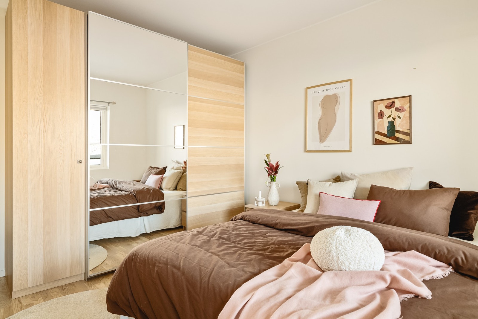 Stor og praktisk skyvedørsgarderobe gir godt med lagringsmuligheter Galleribilde