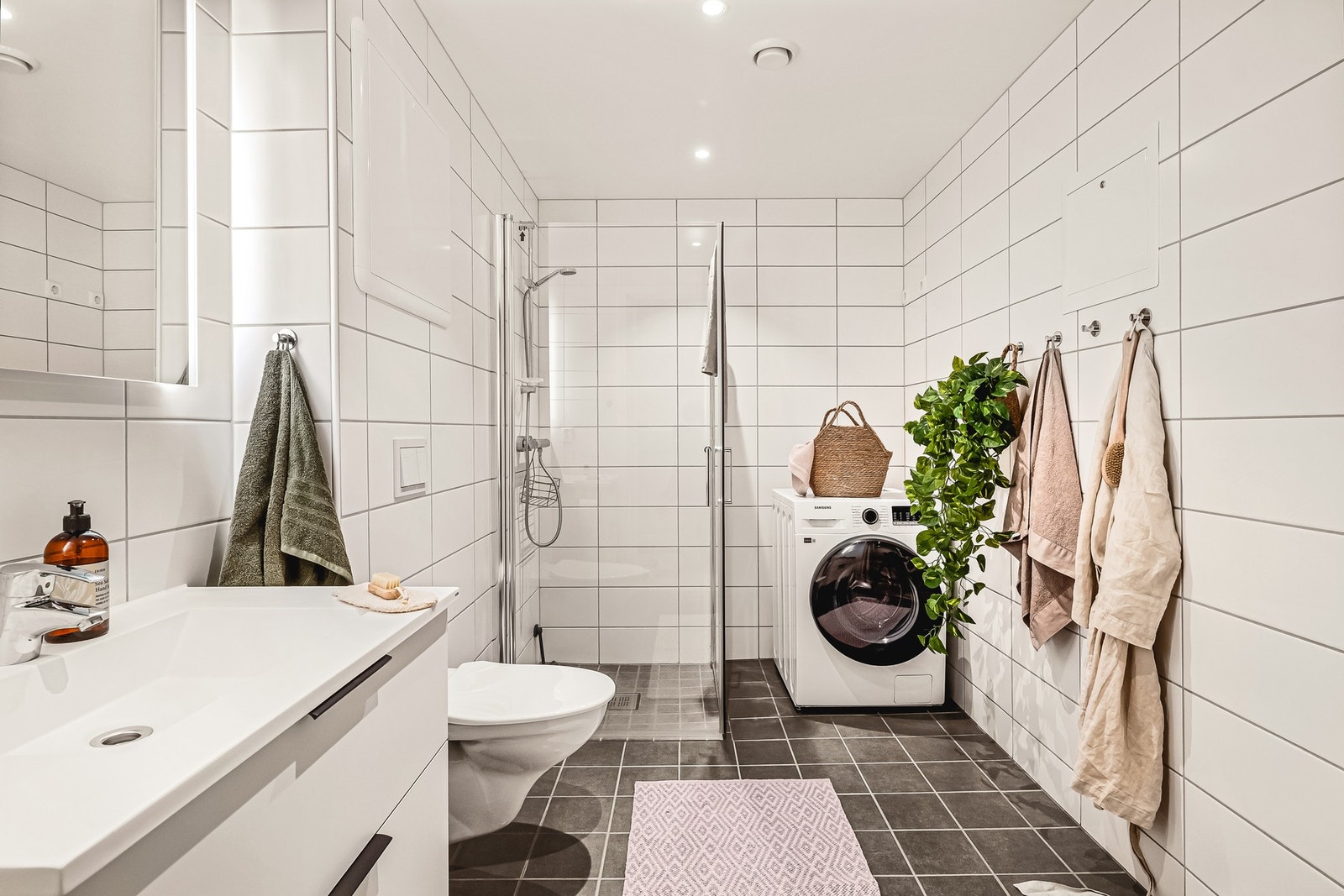 Badet er flislagt og har varme i gulv Galleribilde