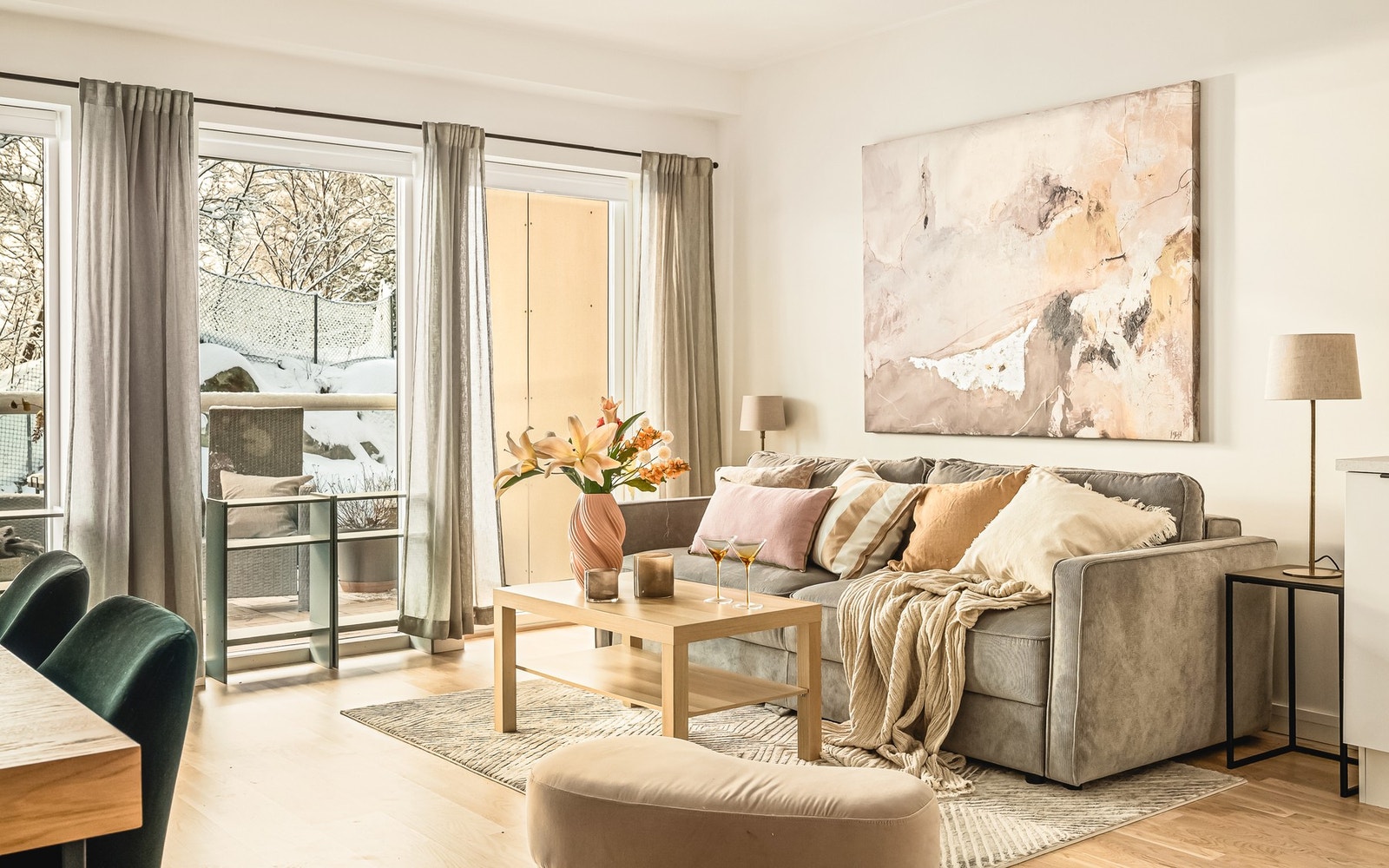 Fra stuen er det utgang til en balkong på 9,3 kvadratmeter Galleribilde