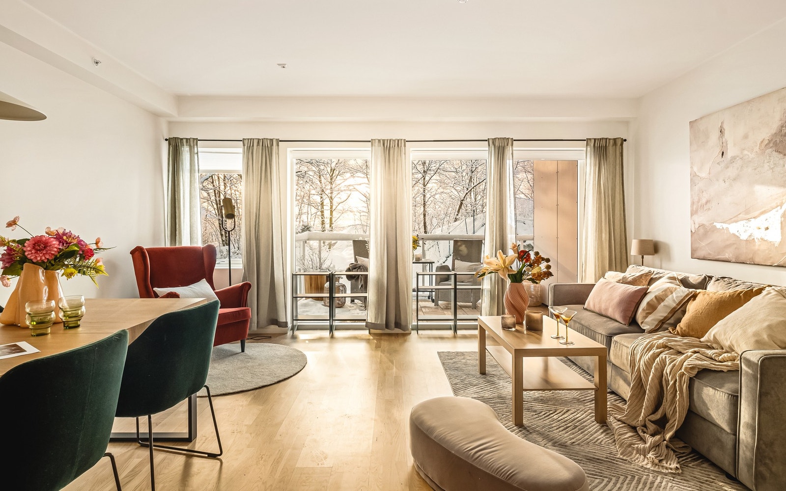 Store vindusflater gir rikelig med naturlig lys og skaper en god atmosfære i rommet Galleribilde