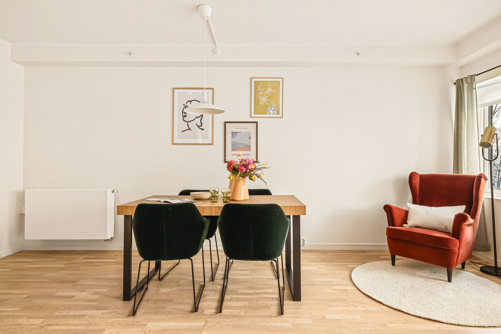 Fargevalgene er tidsriktige og det er parkett på gulv Galleribilde