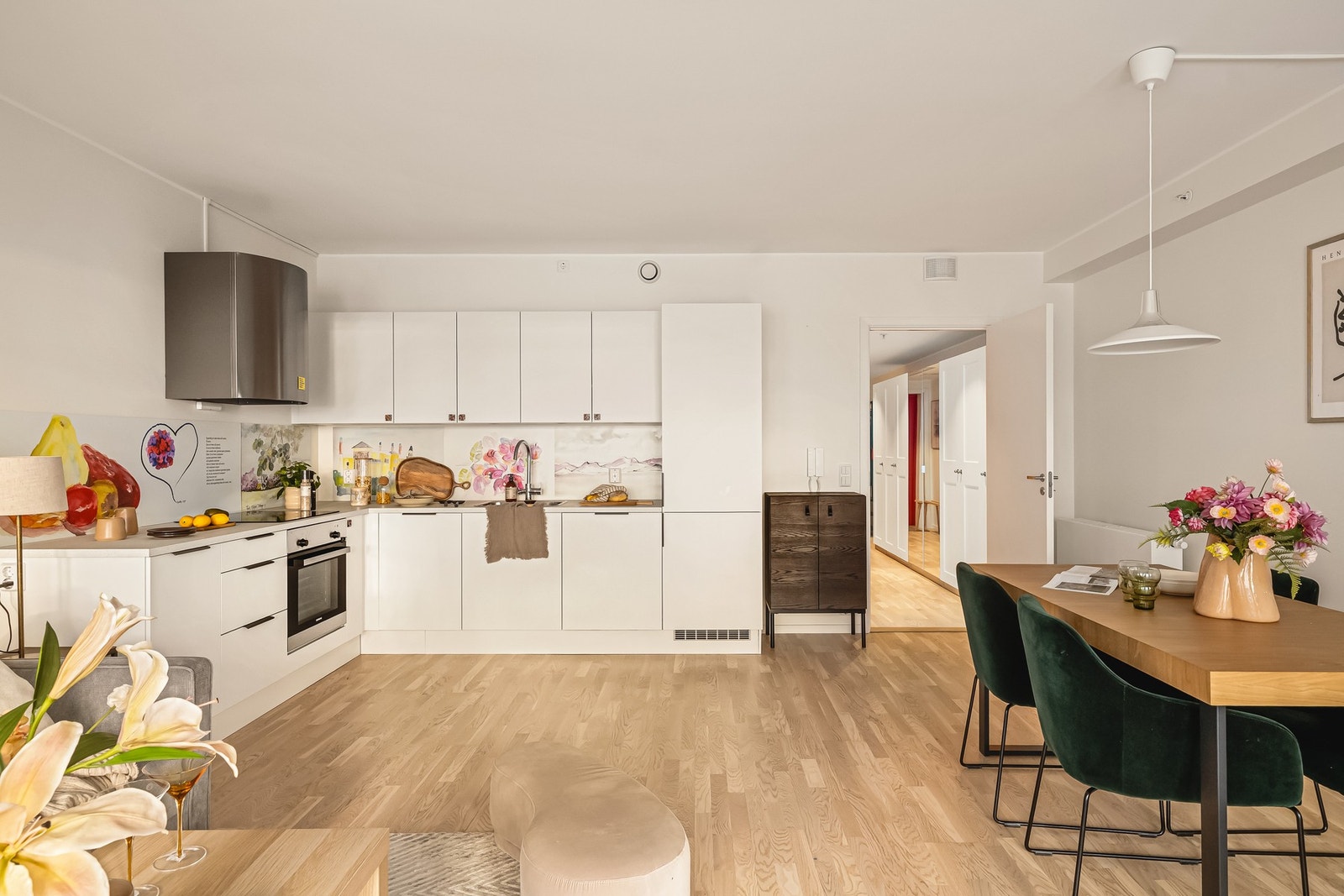 En åpen løsning mellom stue og kjøkken gir leiligheten et sosialt preg Galleribilde