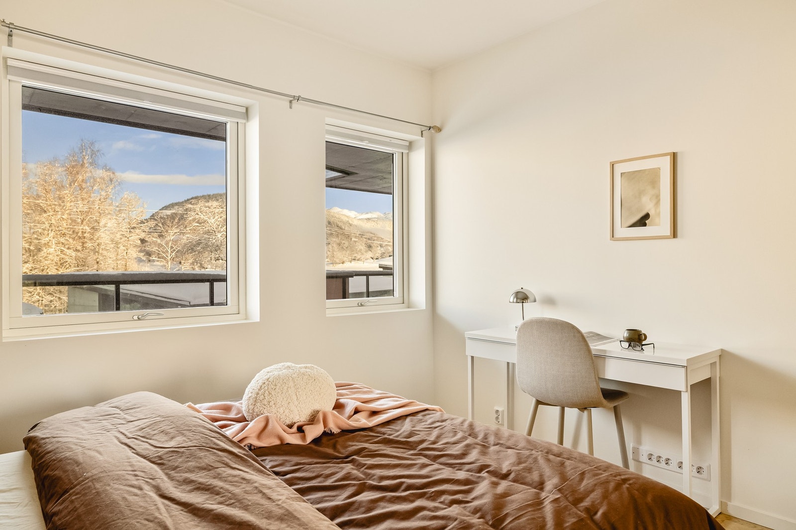 Det er god plass til seng, nattbord og annet passende møblement Galleribilde