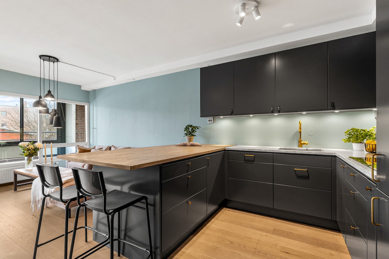 Innredning har godt med skap- og benkeplass Galleribilde