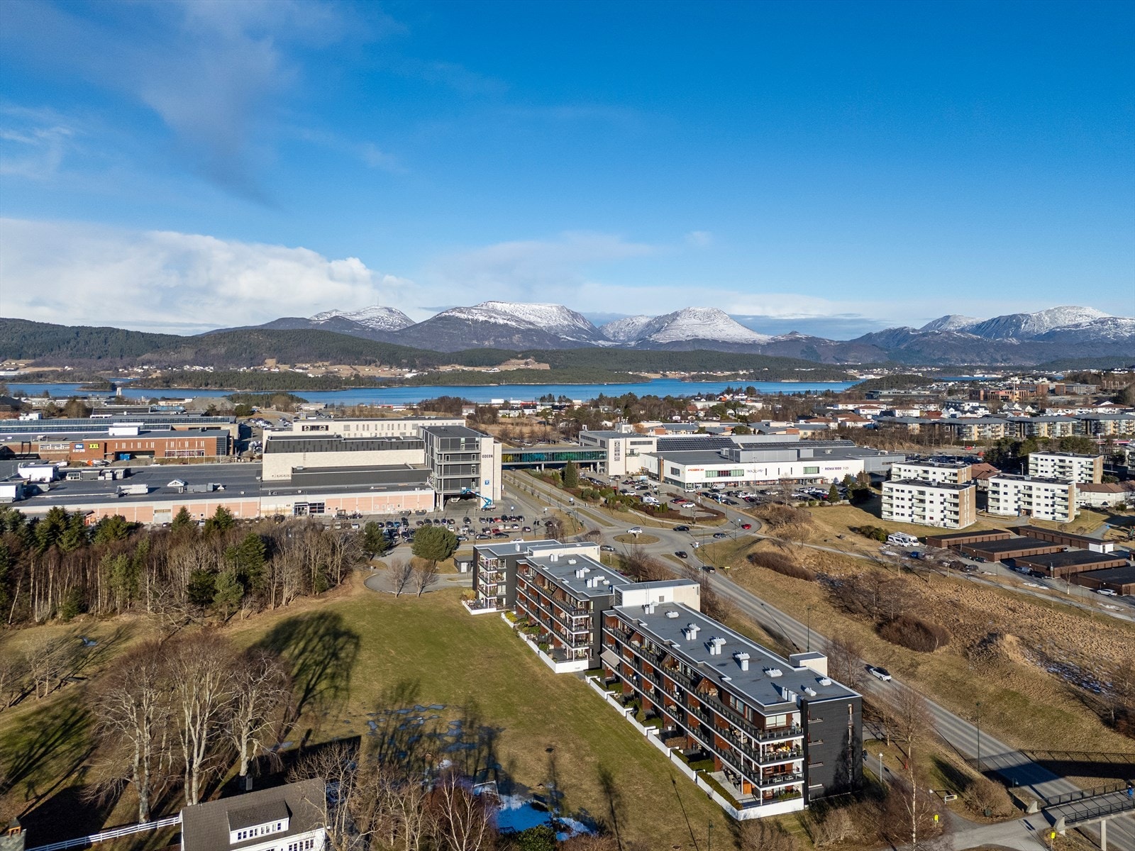 Dronebilde av fasade og nærområde Galleribilde