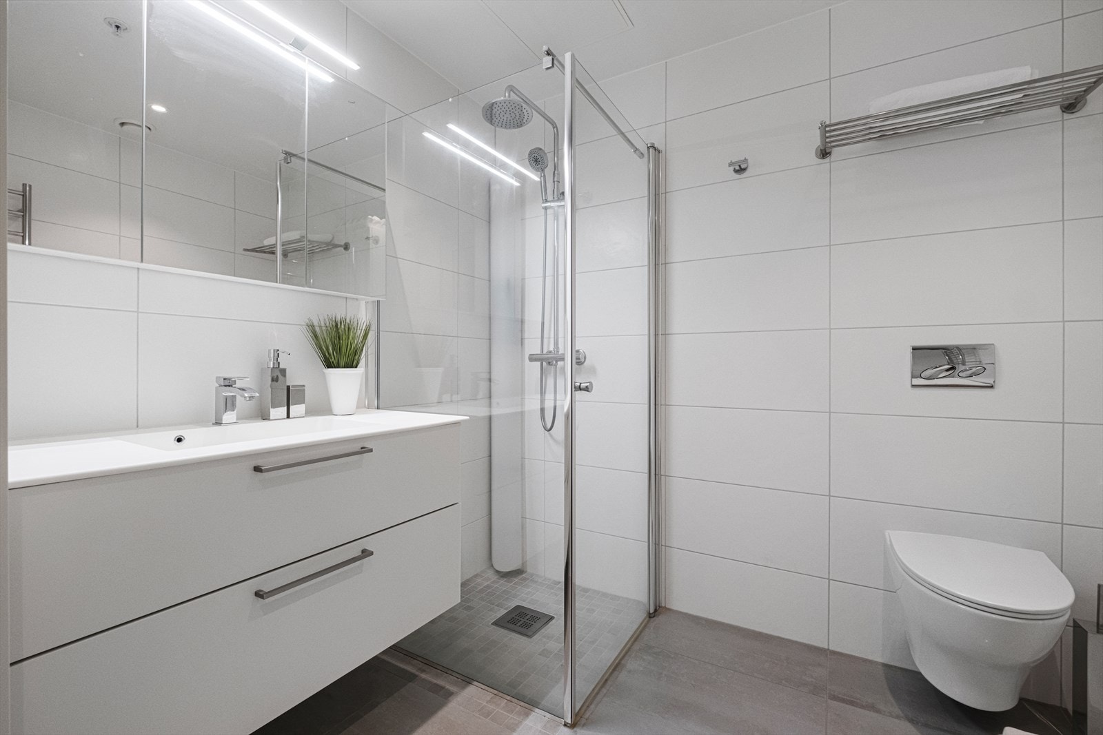 Fra bad nr 2 - badet er renovert i 2018/2019 og er helfliset Galleribilde