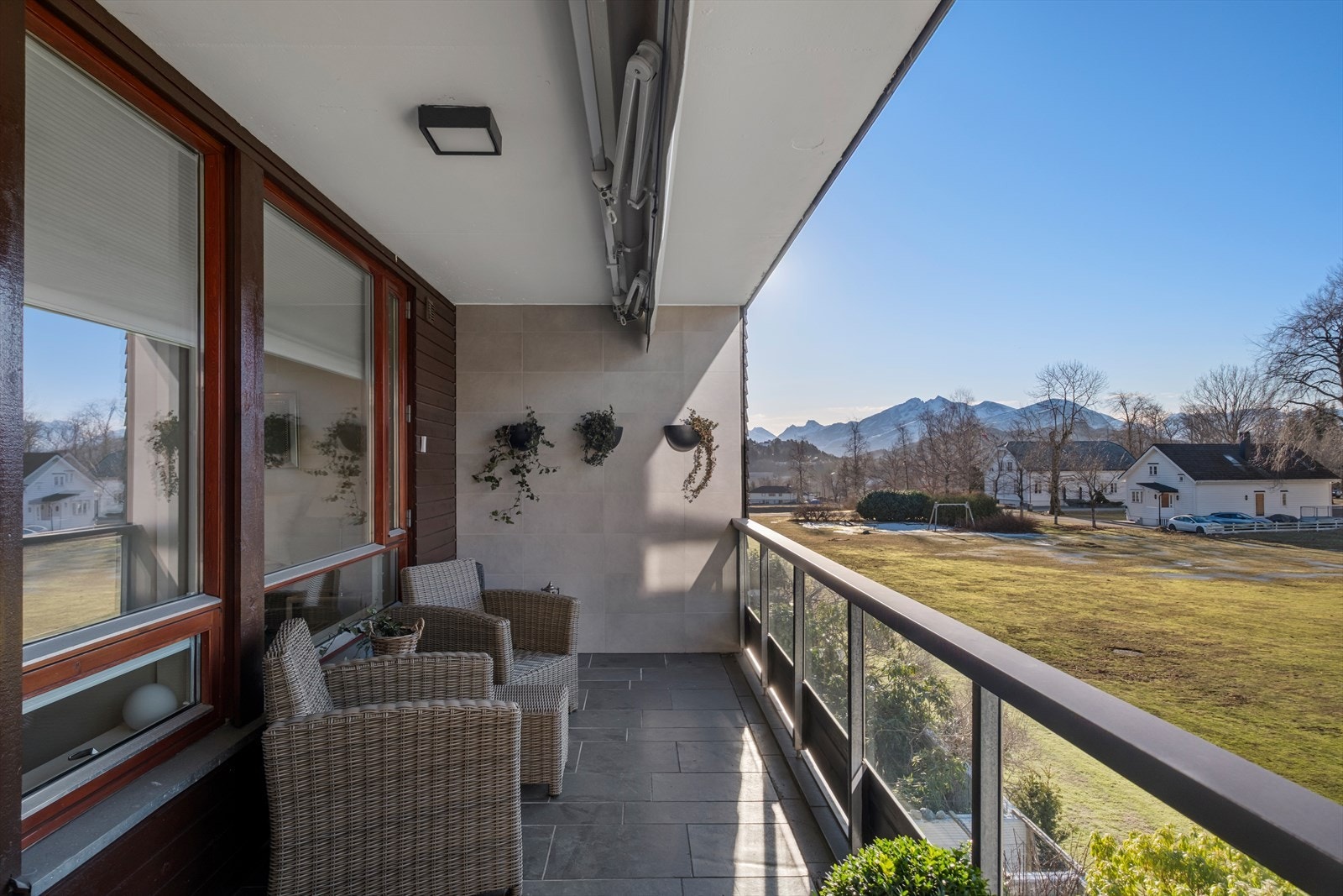 God plass til sittegruppe på veranda Galleribilde