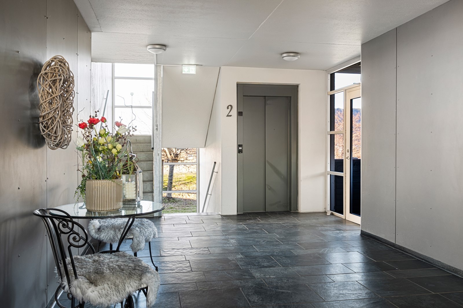 Fra fellesgang - det er heis i bygget Galleribilde