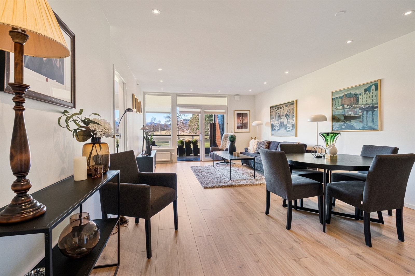 Flott og lys stue med store vindusflater som sikrer gode naturlige lysforhold Galleribilde