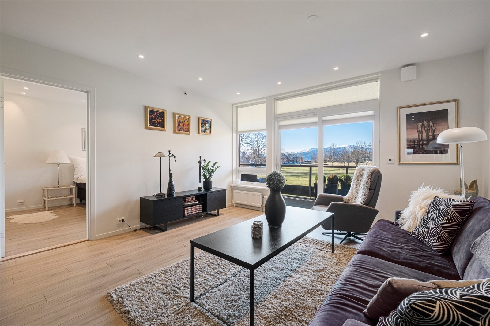 Leiligheten ble renovert i 2018/2019 og her er 1 stavs plank av laminat på gulv, malte slette vegger og himlinger med listefrie overganger mellom vegg og himling Galleribilde