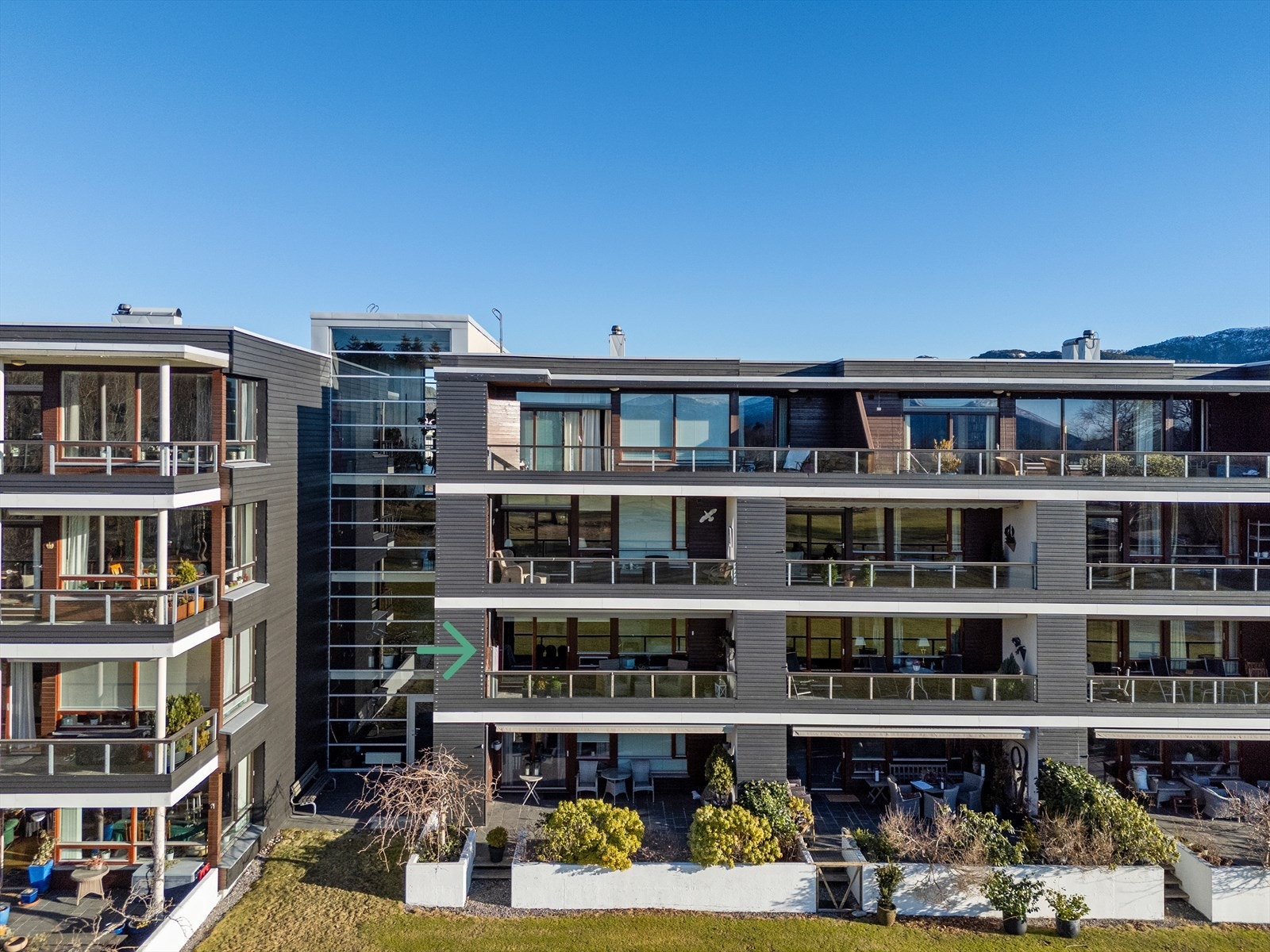 Leiligheten ligger i 2.etasje og har vestvendt orientering med gode sol- og utsiktsforhold Galleribilde