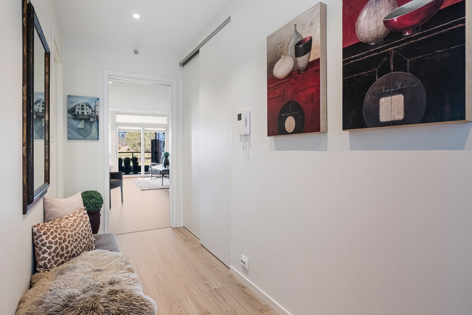 Fra gang/entrè - godt med skapplass i form av skyvedørsgarderobe Galleribilde