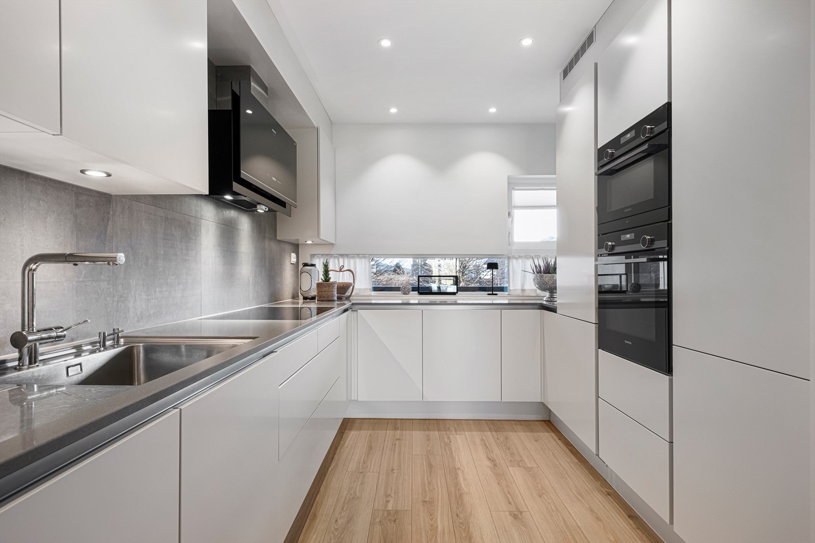 Flott kjøkken - praktisk med underlimt vask Galleribilde