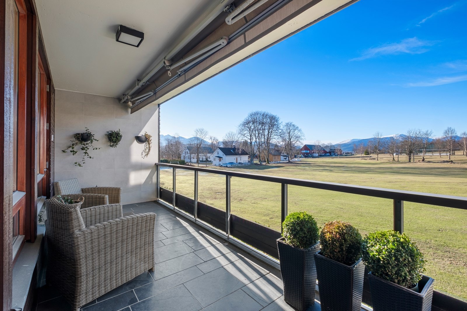 Romslig veranda med elektrisk markise Galleribilde