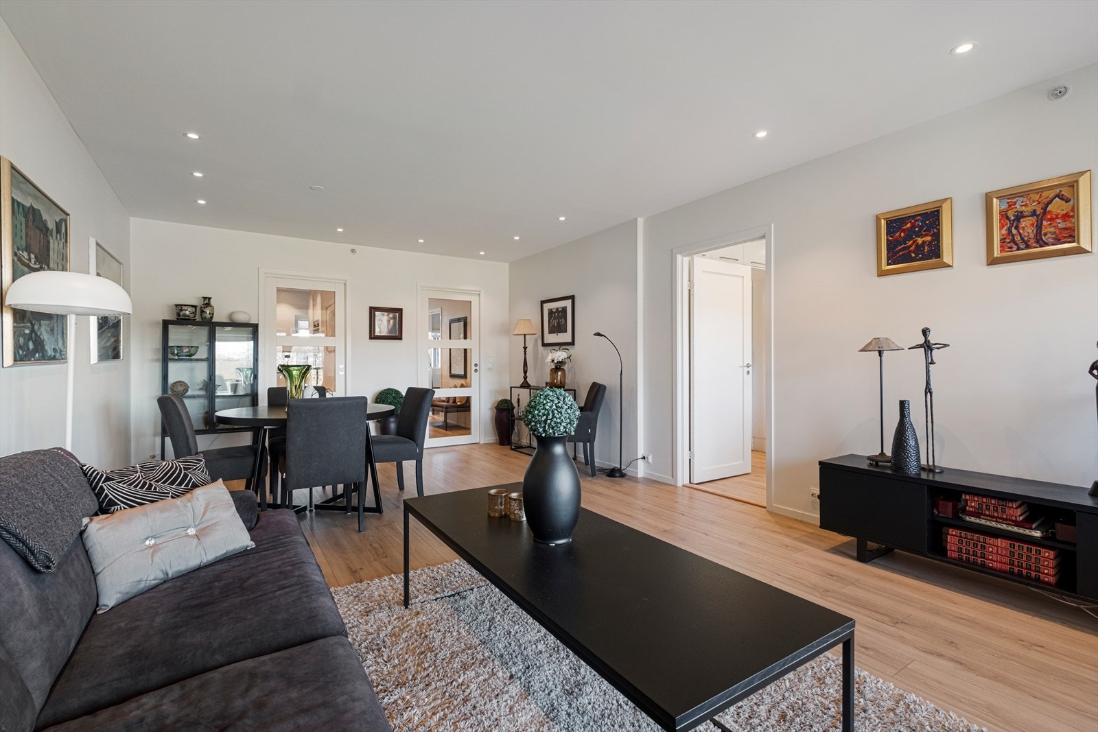 Det er installert downlights i himling Galleribilde