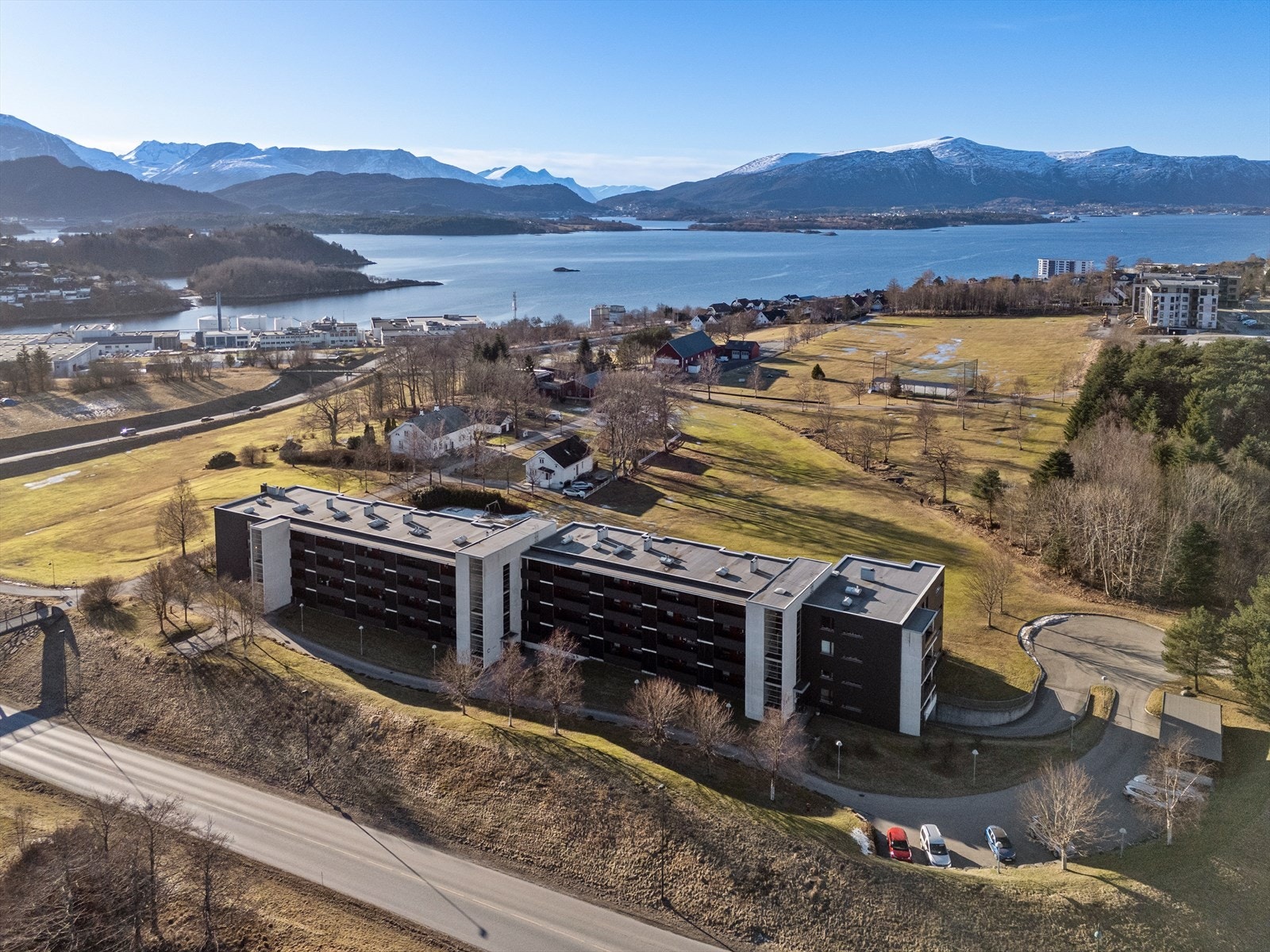 Dronebilde av fasade og nærområde Galleribilde