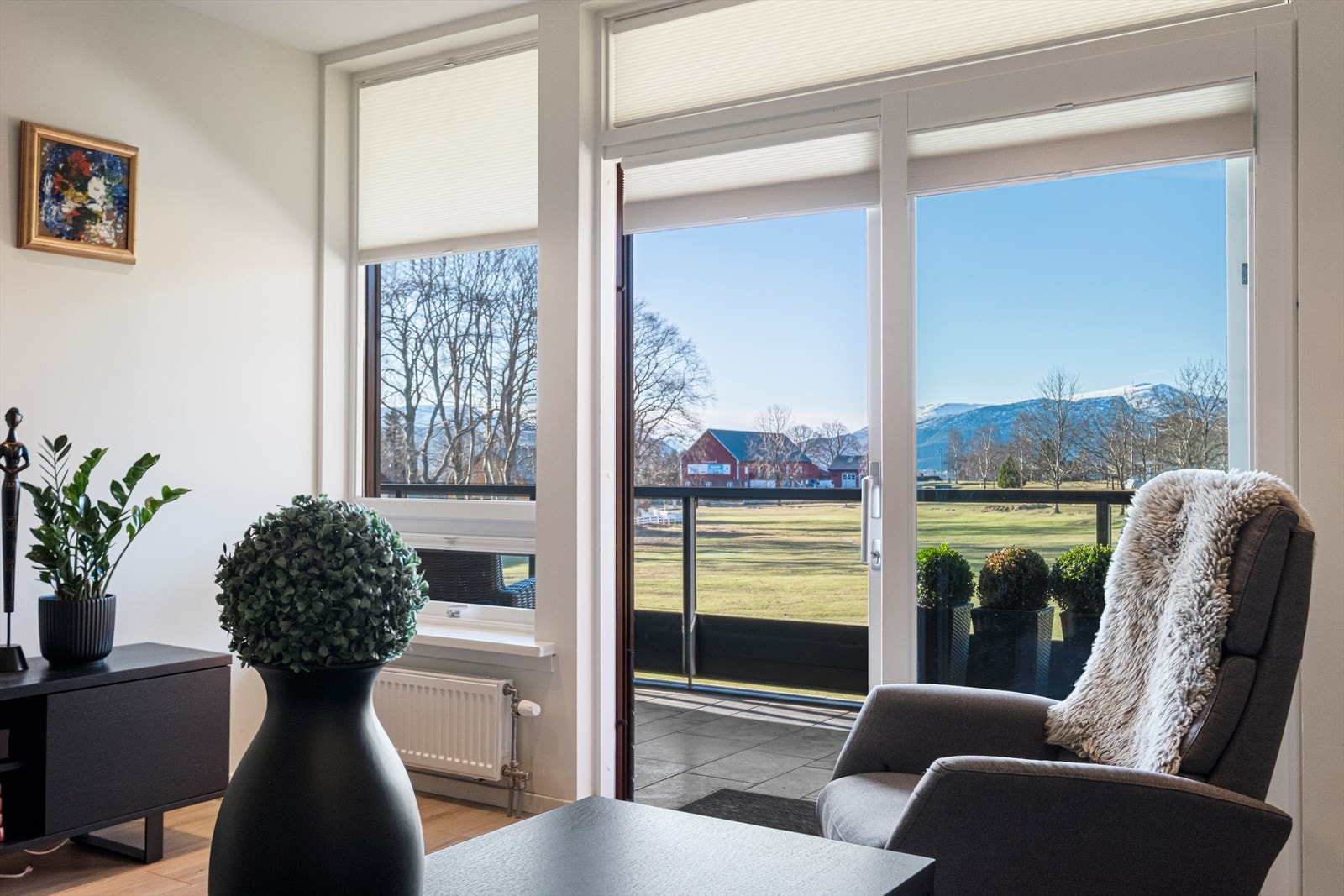 Fra stua er her utgang til en romslig vestvendt veranda på ca 13 kvm med glassrekkverk Galleribilde