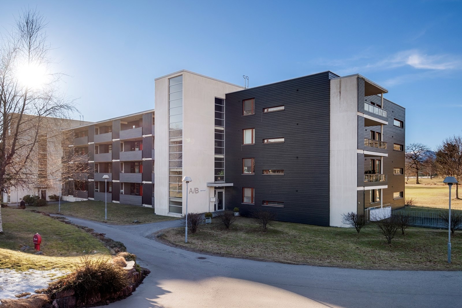 Fasade - sameiet har innleide vaktmestertjenester som tar seg av snømåking og plenklipping Galleribilde