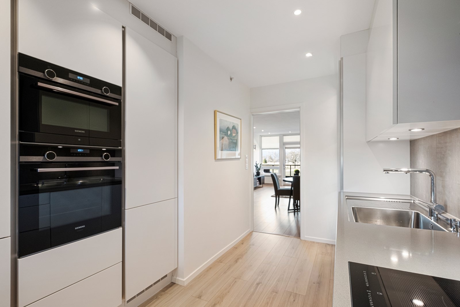 Kjøkkenet er meget godt utstyrt med integrerte hvitevarer som helt kjøleskap, kombi kjøl/fryseskap, stekeovn, kombinert stekeovn/mikrobølgeovn - Galleribilde