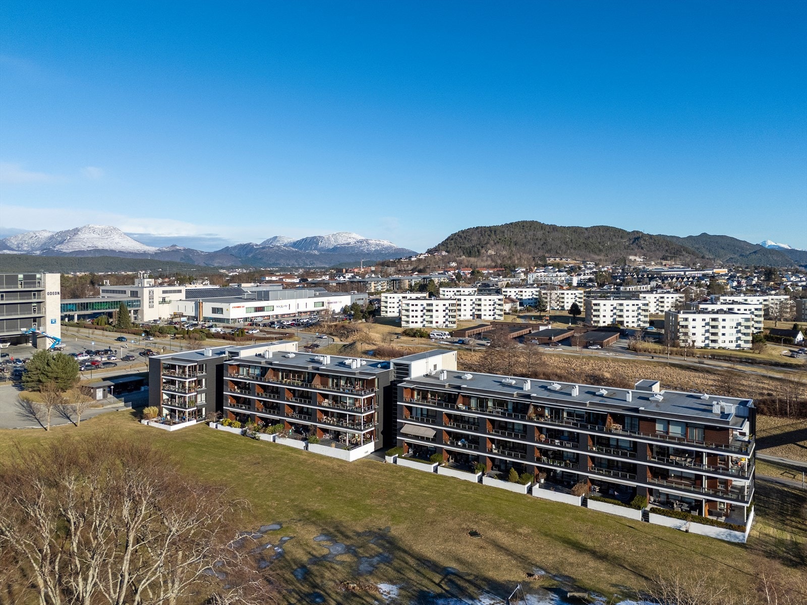 Dronebilde av fasade og nærområde Galleribilde