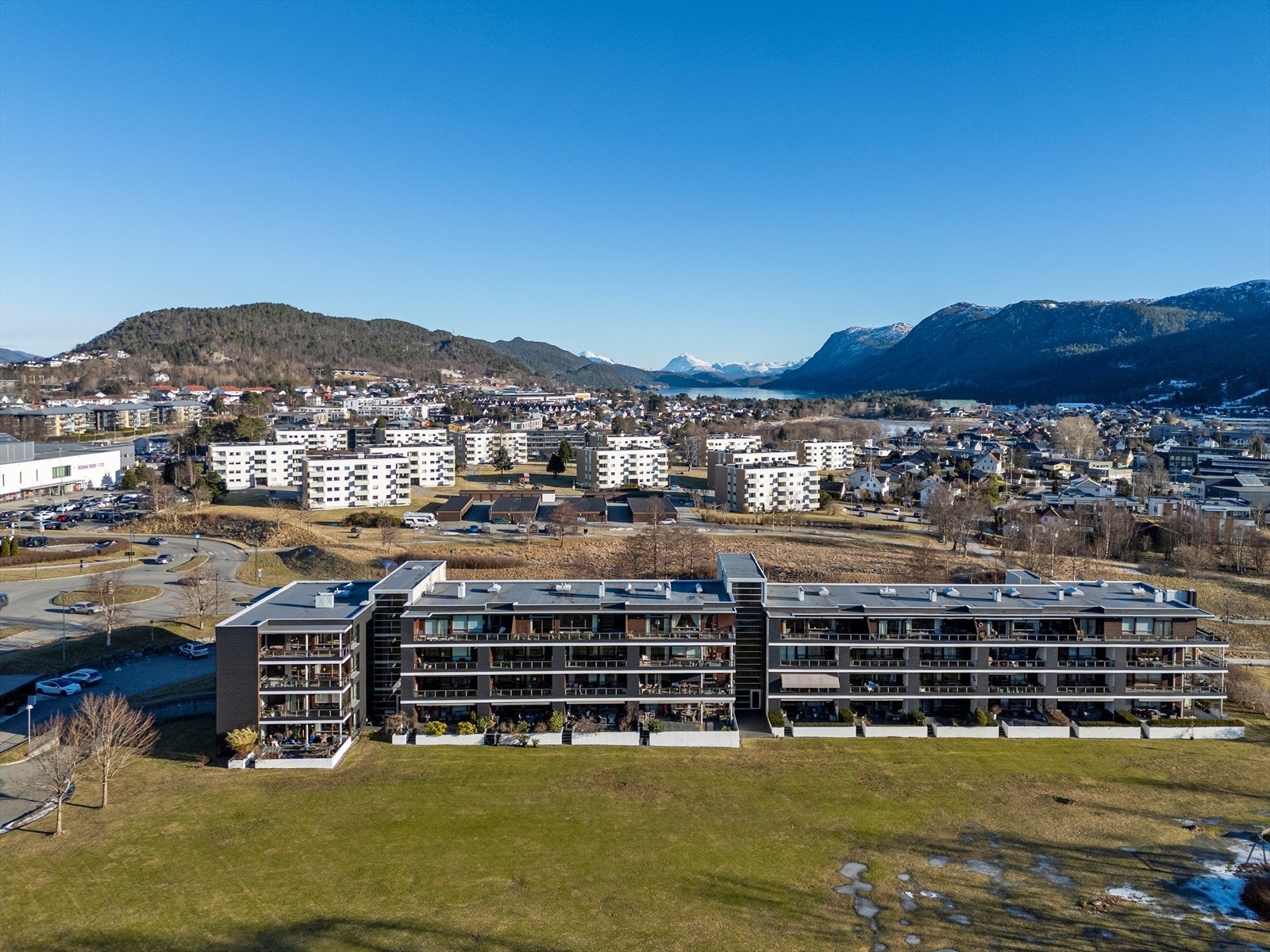 Dronebilde av fasade og nærområde Galleribilde