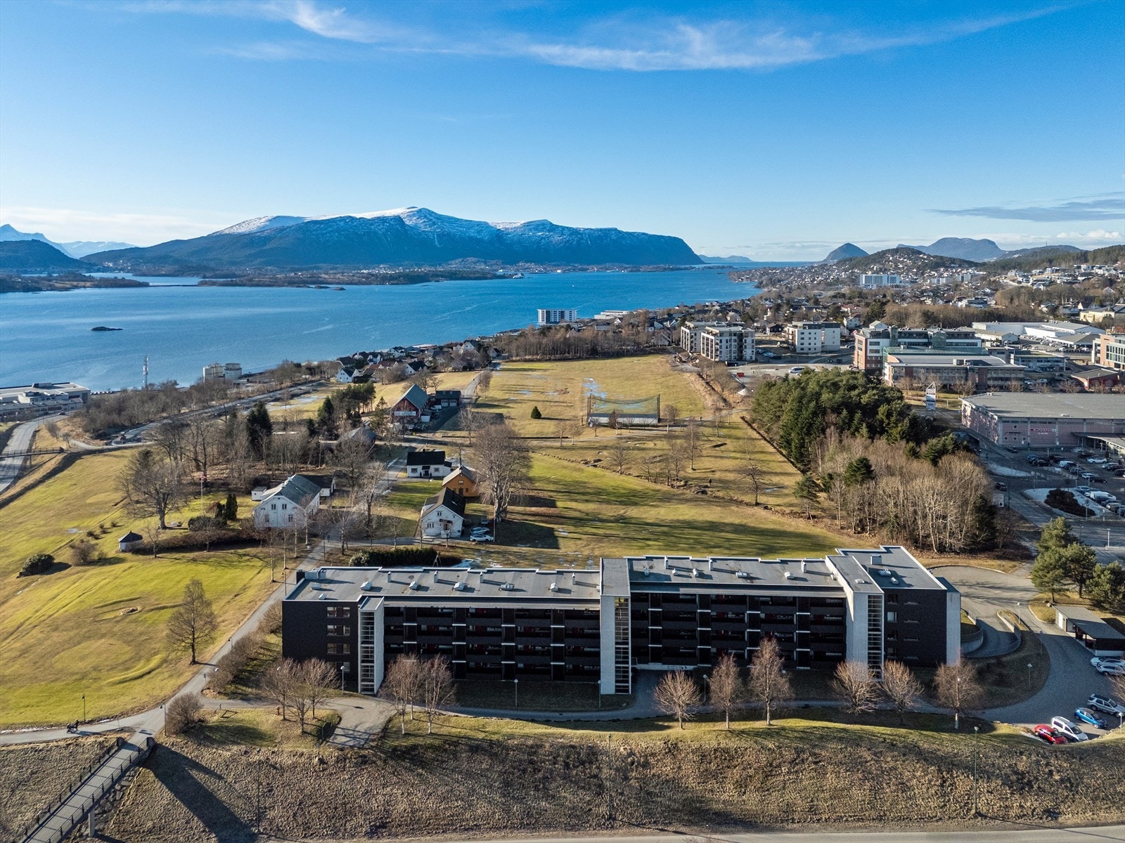 Dronebilde av fasade og nærområde Galleribilde