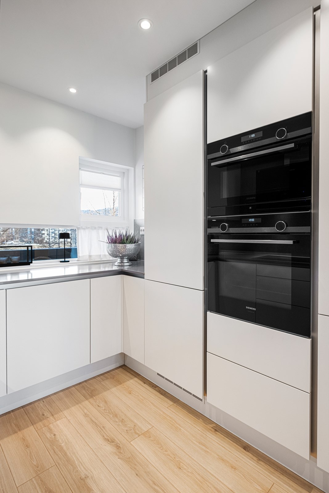 Stekeovner er praktisk plassert i høyskap Galleribilde