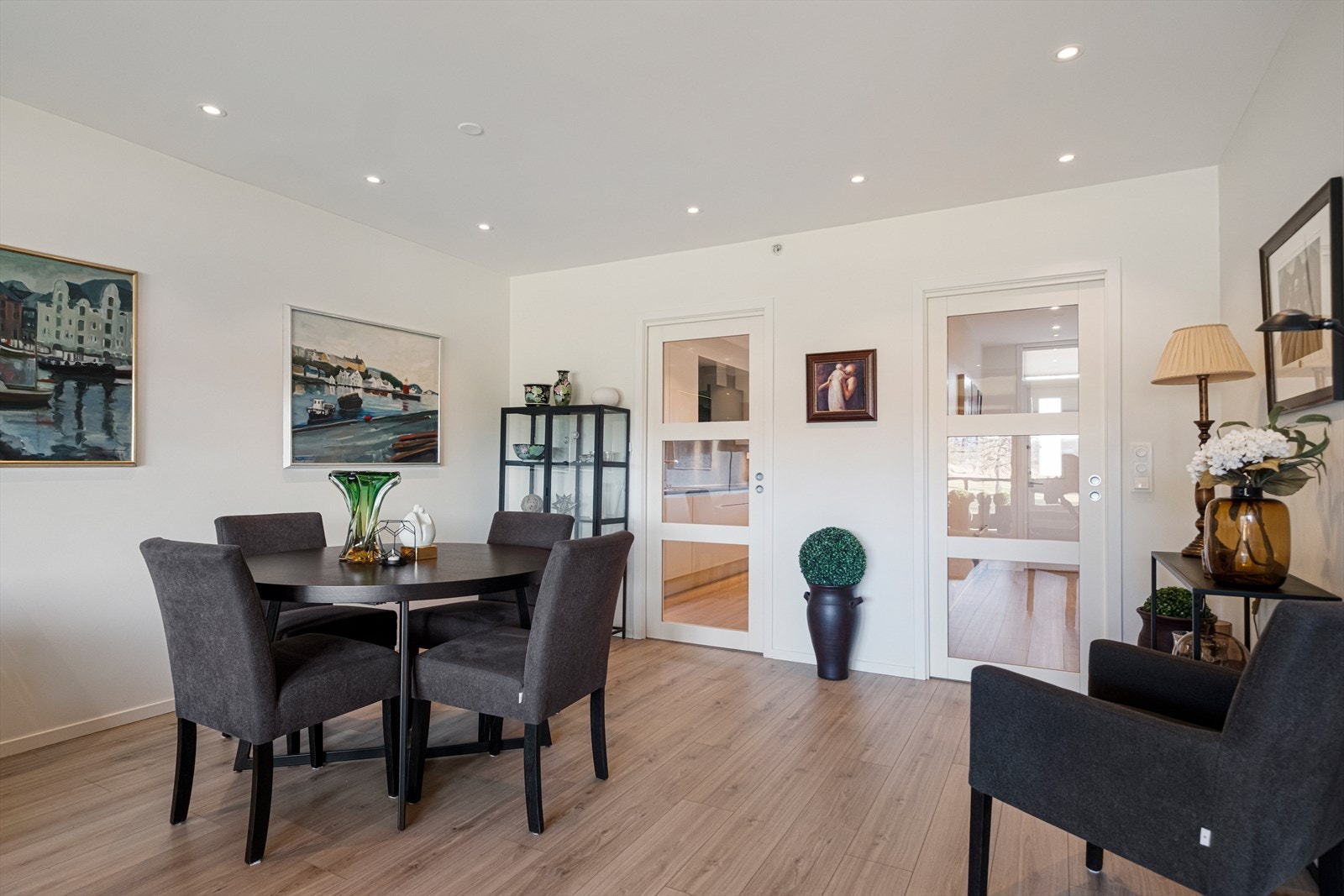 Det er god plass til spisemøblement på stue Galleribilde