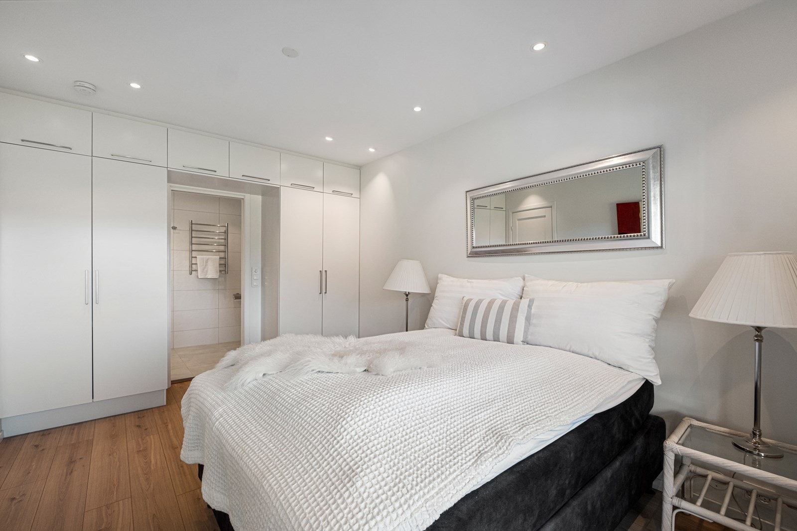 Soverommet har meget godt med skap-plass - hovedsoverommet har også et privat bad Galleribilde