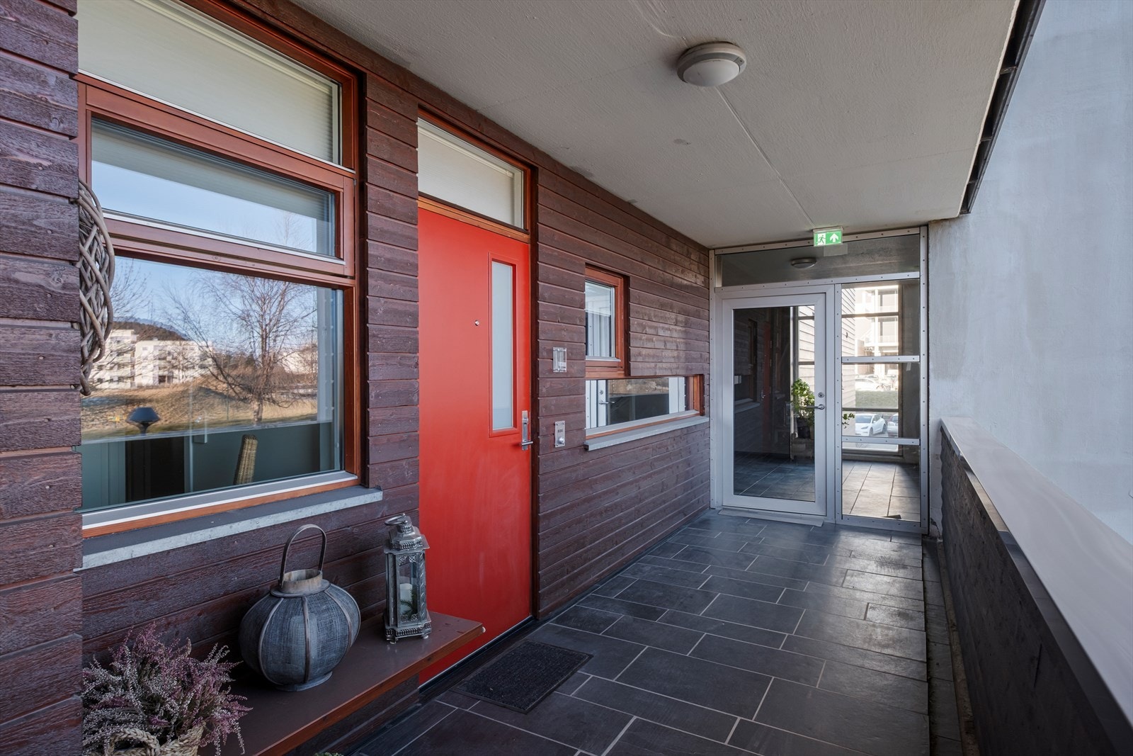 Fellesgangene er flott opparbeidet med flis på gulv Galleribilde