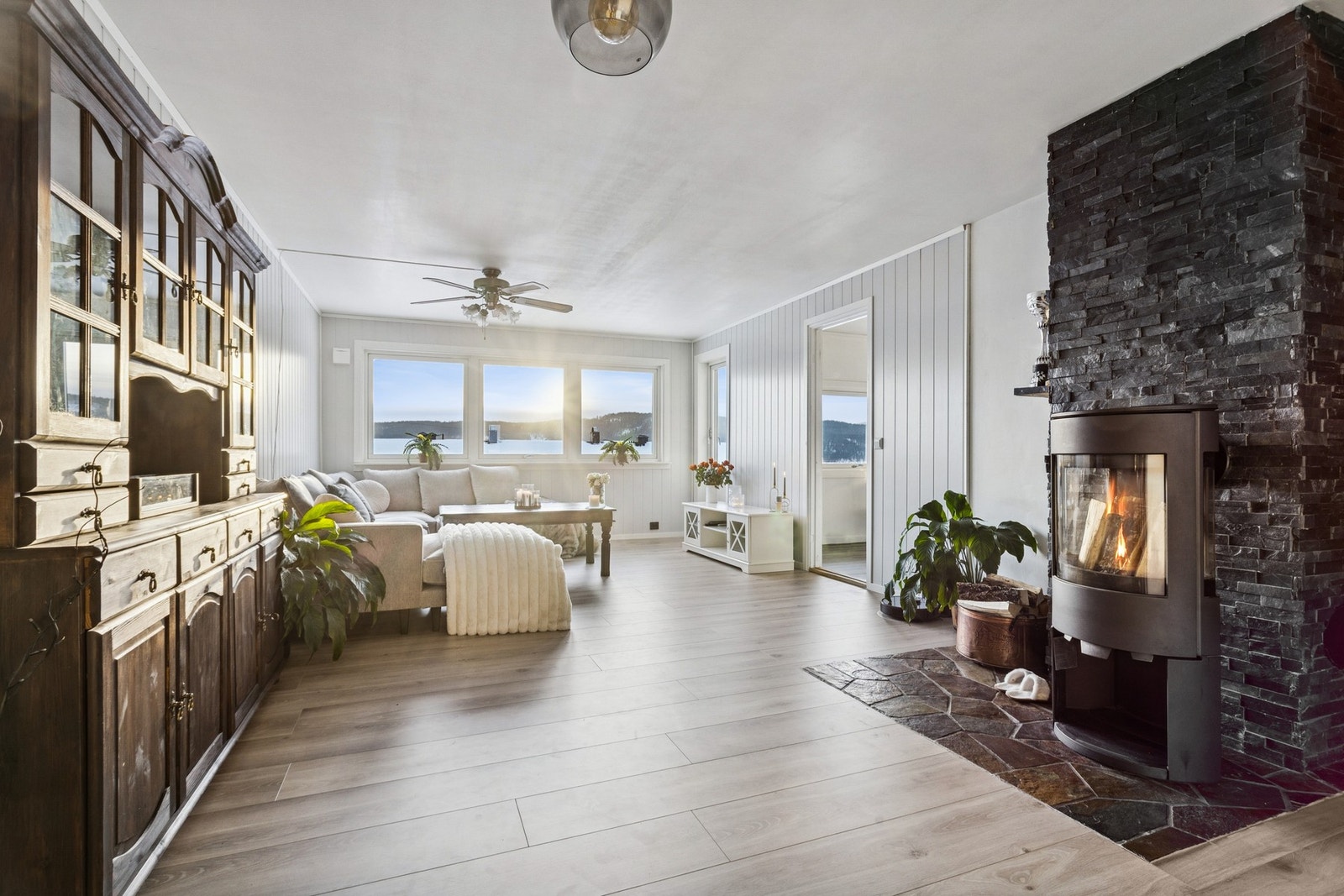 Stuen er av god størrelse til å innrede flere soner. Galleribilde