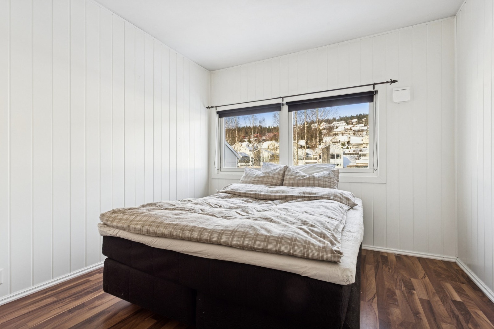 Soverom nr 2 her lyse moderne overflater som skaper en trivelig tilværelse i rommet. Galleribilde