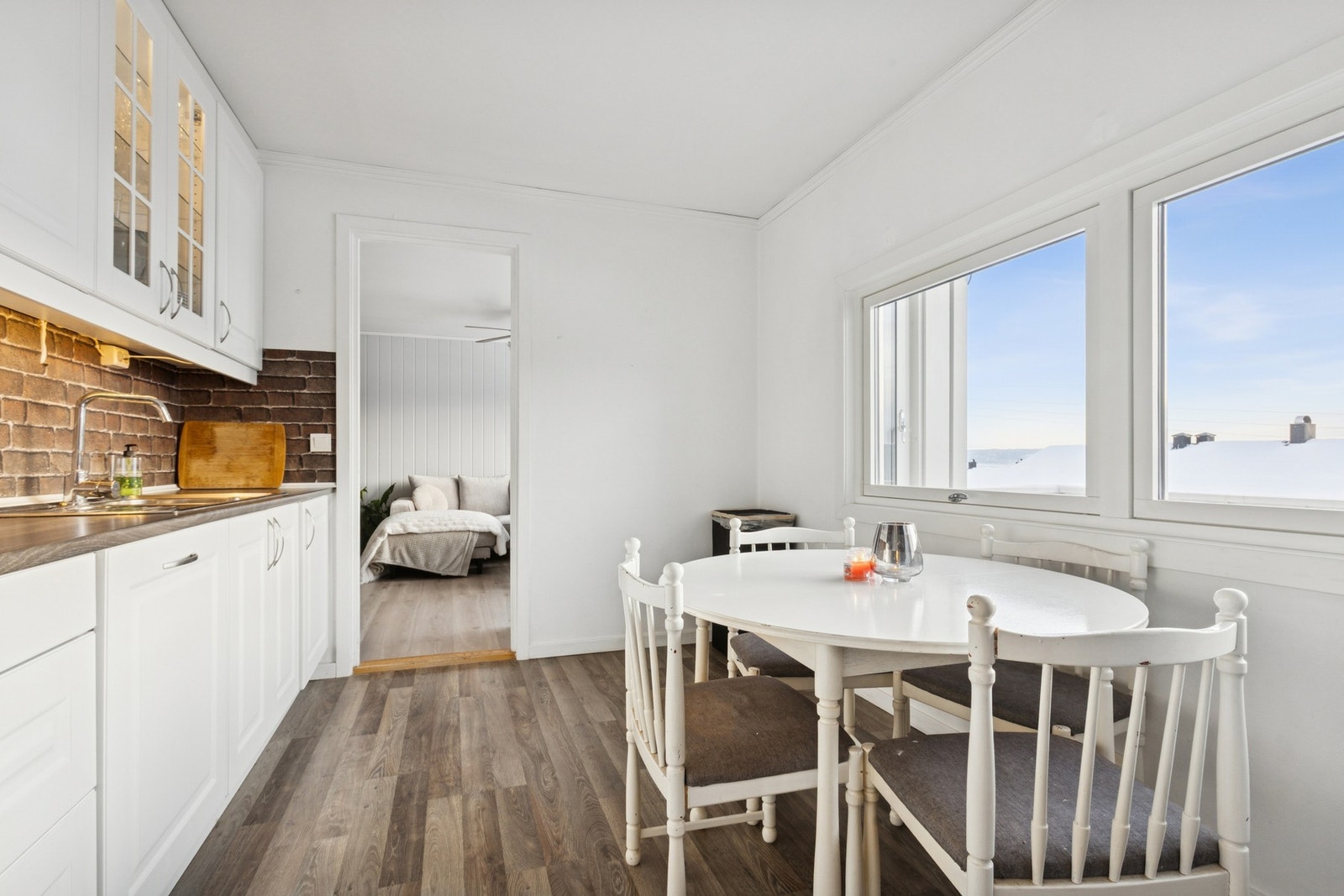 Kjøkkenet ligger rett ved stuen med fint utsyn gjennom vinduet. Galleribilde