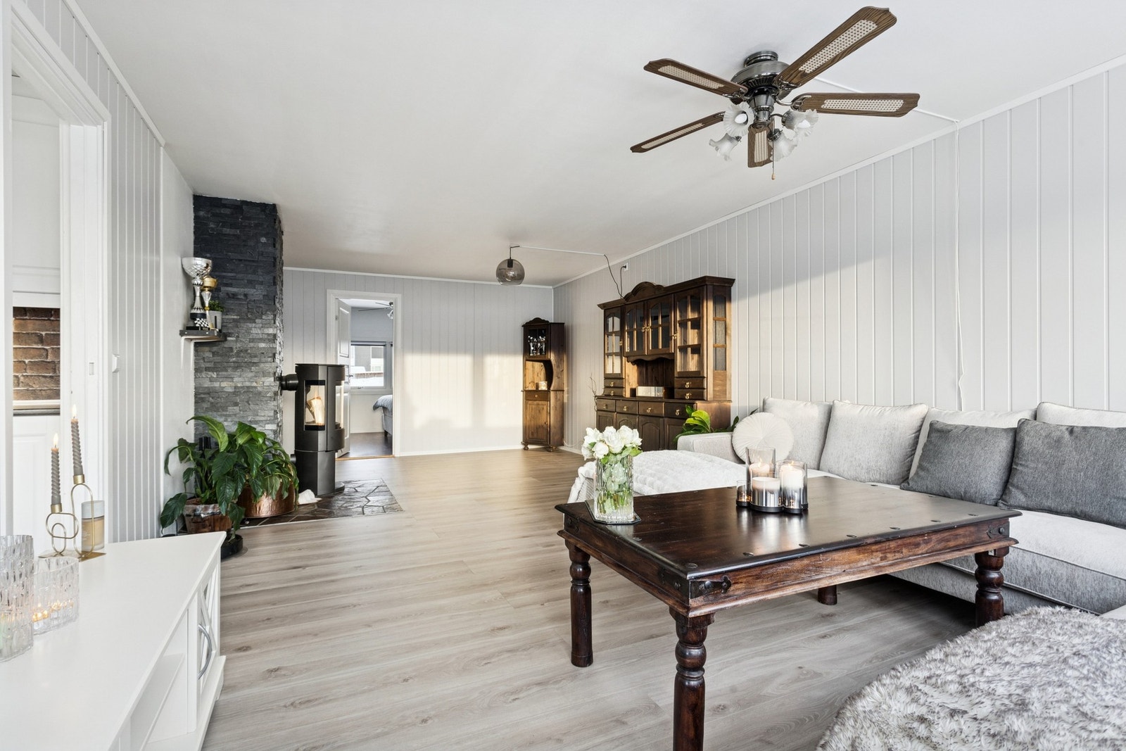 Fra stuen har du tilgang til kjøkkenet. soverommene og den solrike balkongen. Galleribilde