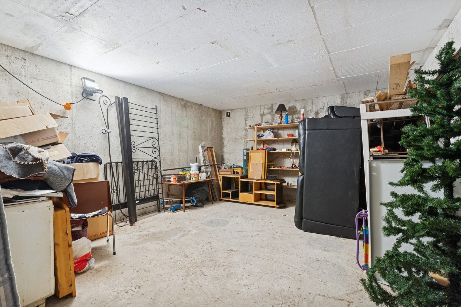 Innerst av den ene boden finner du en meget romslig bod som har rikelig med lagringsplass. Galleribilde