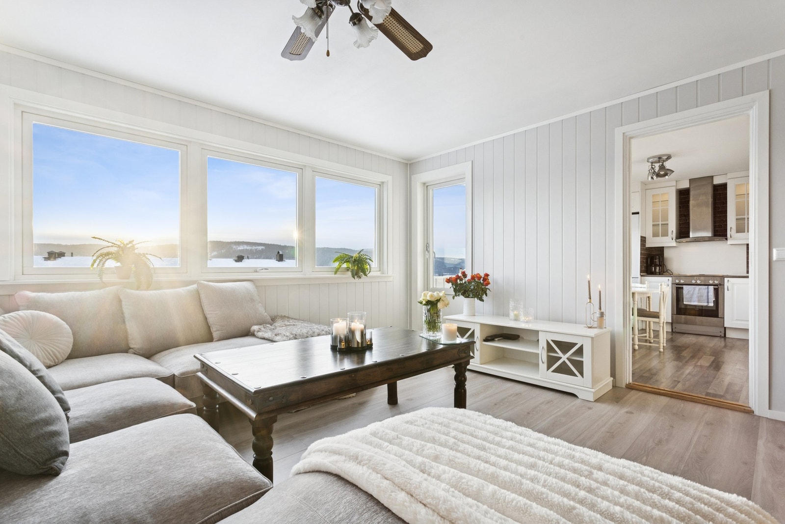 Velkommen til denne romslige og fine 3-roms leiligheten, Valhallveien 42! Presentert av eiendomsmegler Petter Tangen, eiendomsmeglerne Ringerike. Foto: Mads Brekke v/EFKT Galleribilde