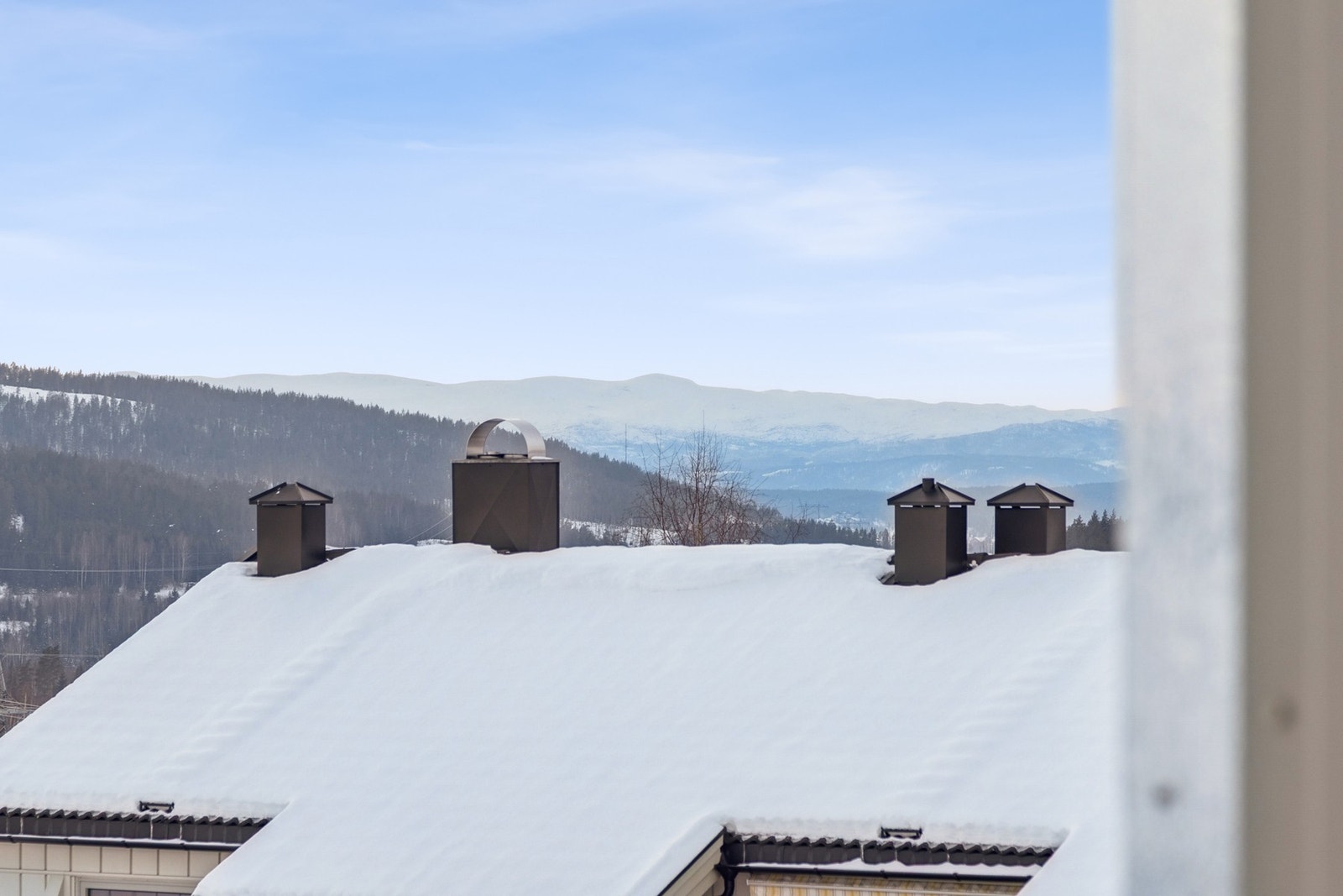 Norefjell ser du i det fjerne fra balkongen. Galleribilde