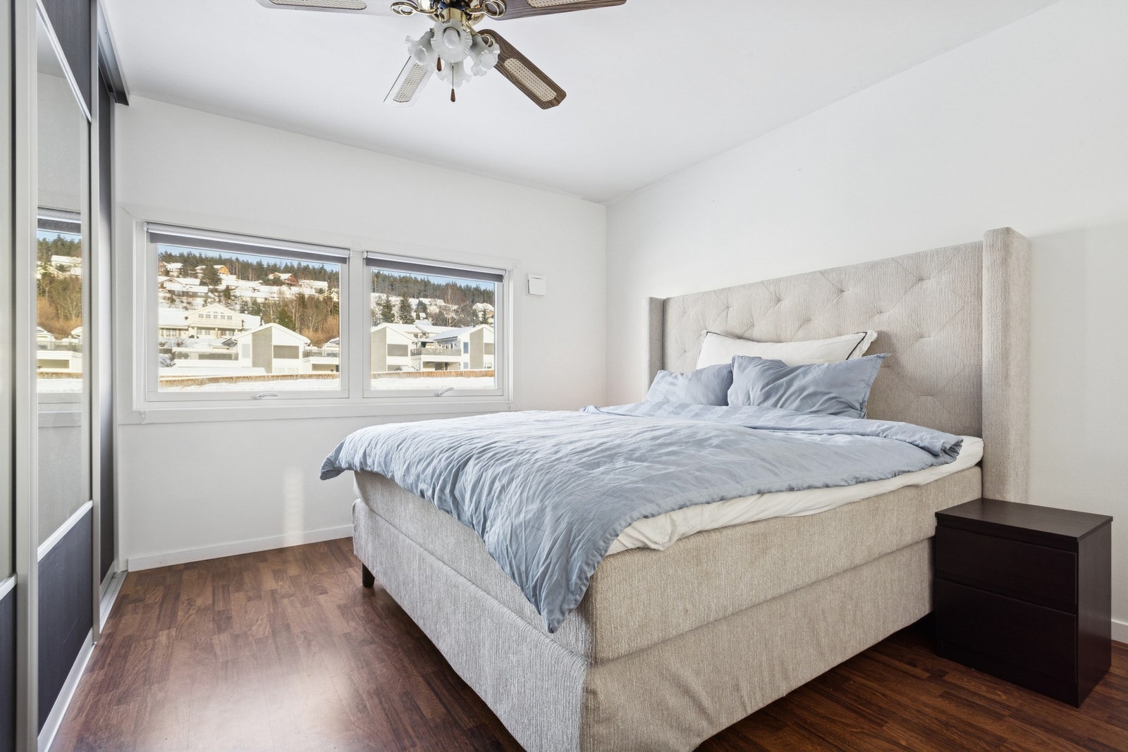 God plass til å innrede med dobbeltseng og garderobeløsing. Galleribilde