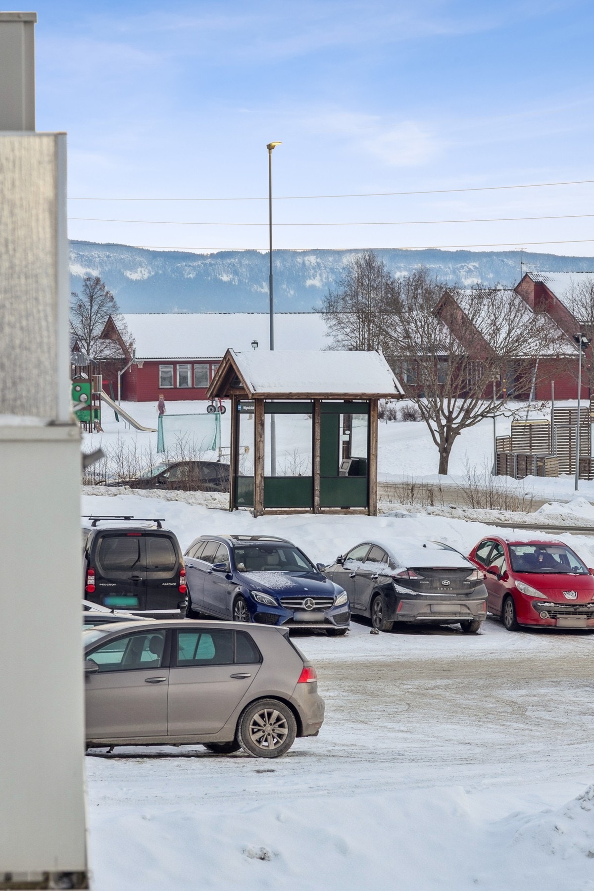 Her kan du se skolen og bussholdeplassen fra balkongen. Galleribilde
