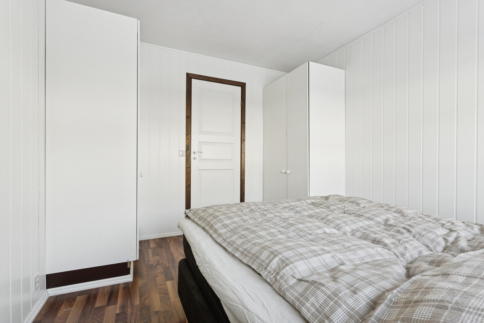 Klesskapene er innrede i rommet og har godt med oppbevaringsplass. Galleribilde