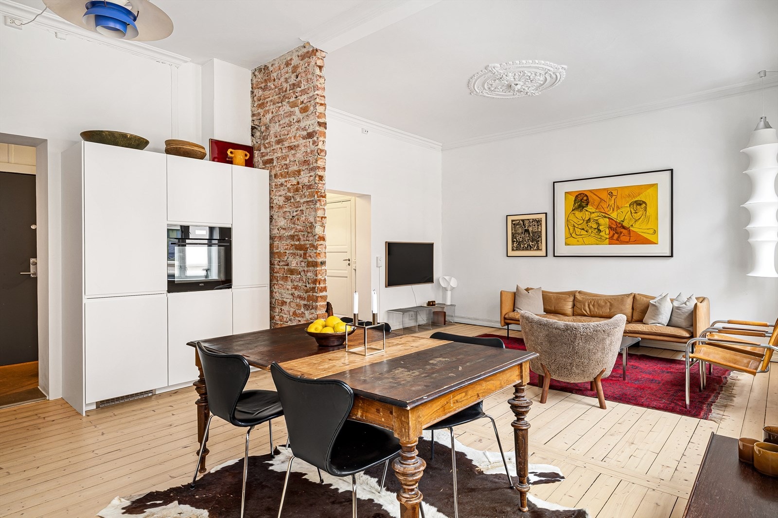 Stue/kjøkken - innbydende planløsning som passer godt til gjester. Galleribilde