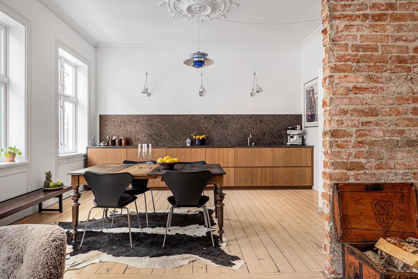 Spiseplass ved kjøkkenet - perfekt for hverdagsmiddag og sosiale kvelder. Galleribilde