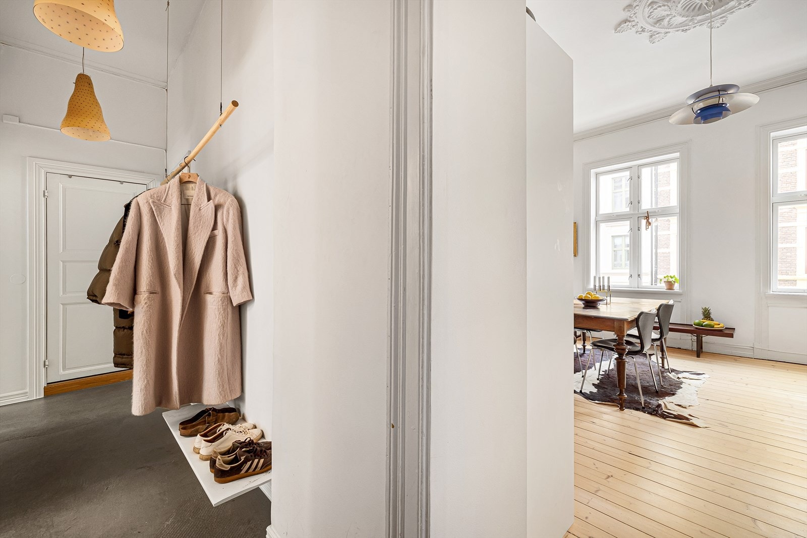 Entré/gang som binder rommene sammen og gir en ryddig førsteopplevelse. God plass til oppheng og oppbevaring, samt naturlig avsetting for sko og yttertøy. Galleribilde