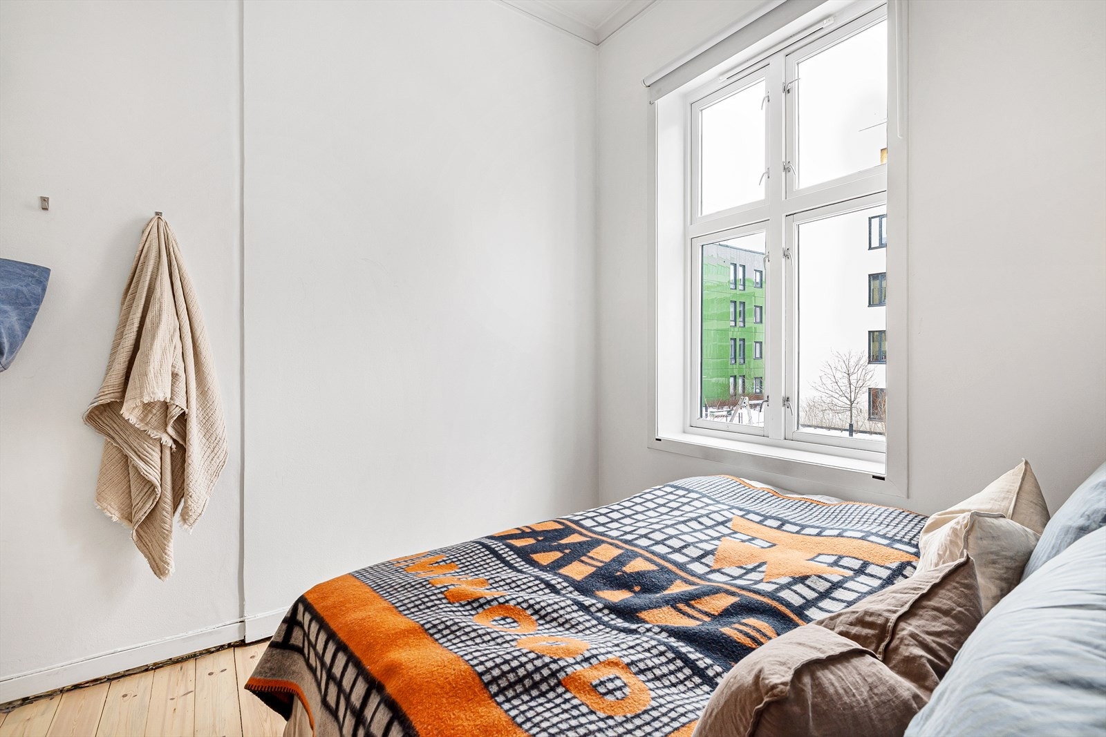 Soverom 1: hyggelig og rolig rom med vindu mot bakgård - god plass til dobbeltseng og nattbord. Galleribilde