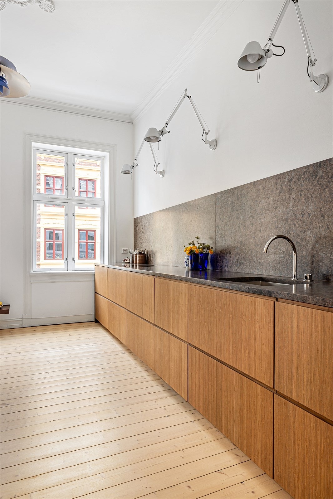 Kjøkken fra Ask og Eng med lun, nordisk finish - toppet med solid benkeplate i naturstein fra Lundhs. Galleribilde