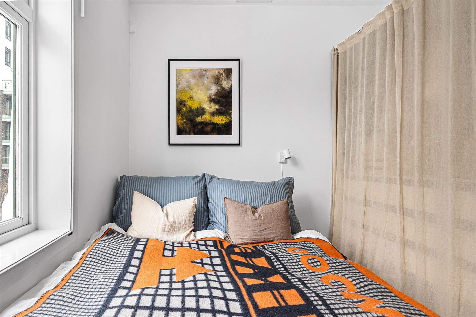 Soverom 1 - god plass til garderobe og oppbevaring. Galleribilde