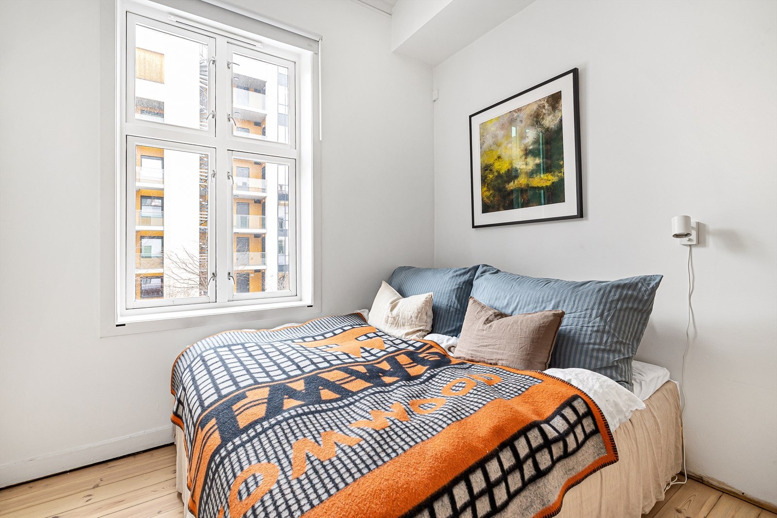 Soverom 1 - lyst rom med fine vindusflater. Galleribilde