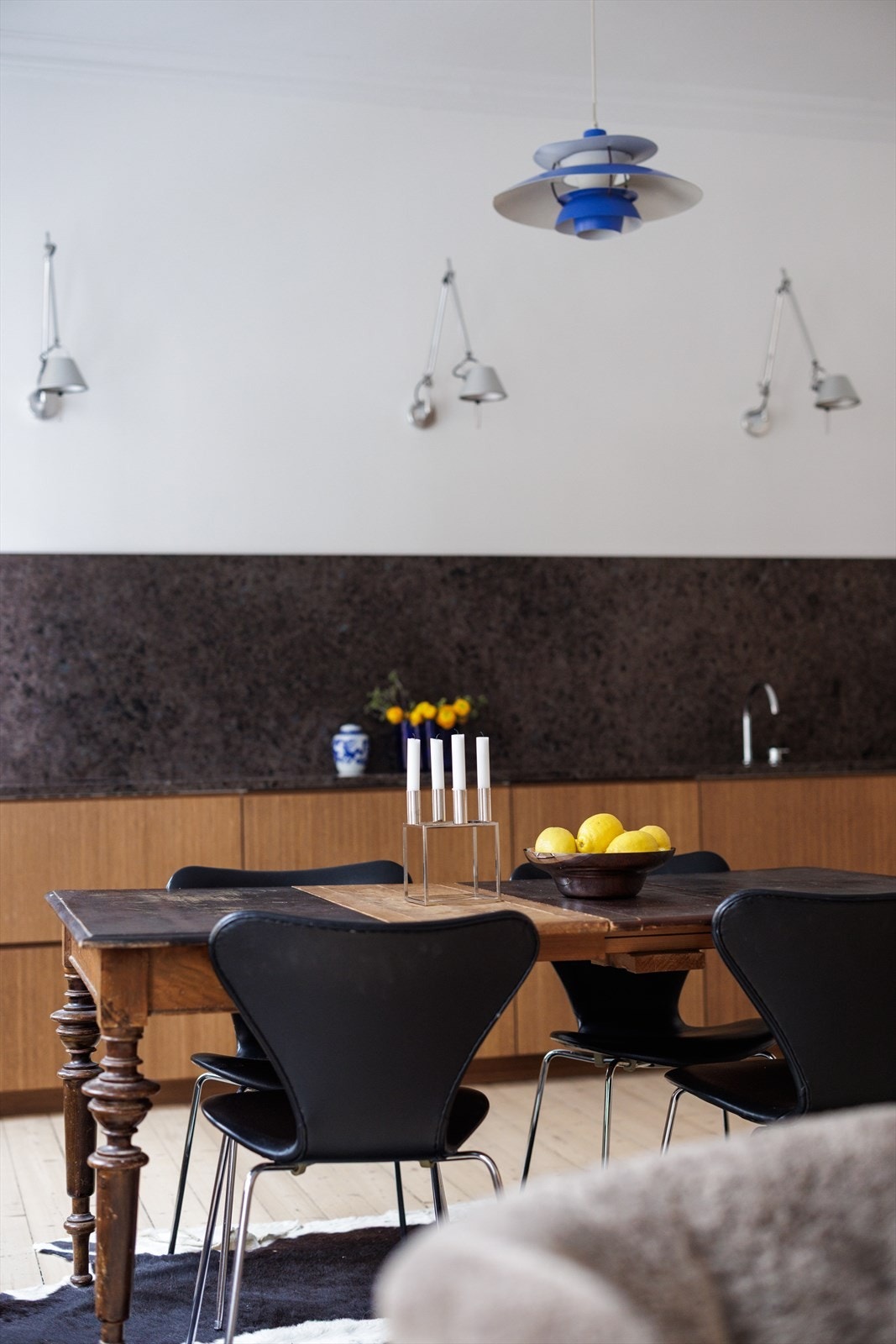 Stue/kjøkken - store vinduer sørger for rikelig med naturlig lys. Galleribilde