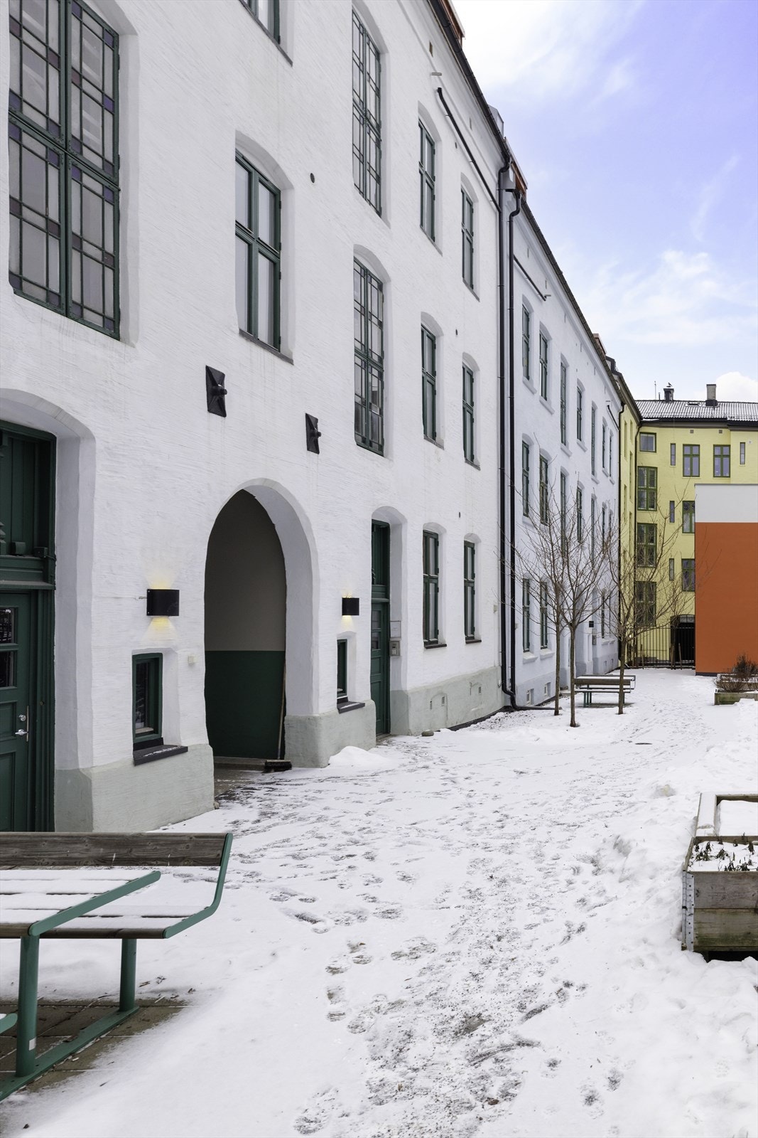 Hyggelig bakgårdsmiljø som gir et rolig "pusterom" midt i byen. Fin som sitteplass i sommerhalvåret og et trivelig fellesområde for beboerne. Galleribilde